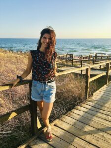 ragazza vestita al mare al tramonto