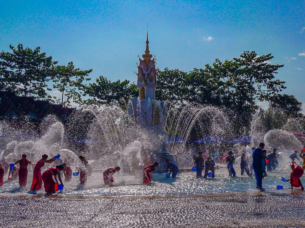 Essere un turista nello Yunnan - festival dell'acqua con donne che si schizzano sotto una fontana