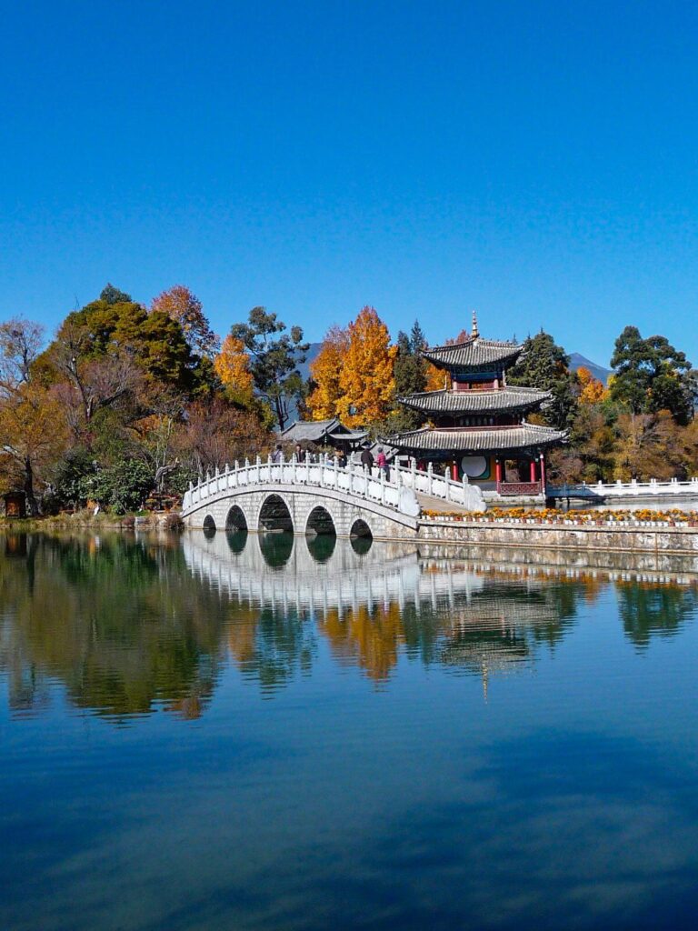 Essere un turista sostenibile - Lijiang Old town nello Yunnan, lago con ponte e pagoda in autunno