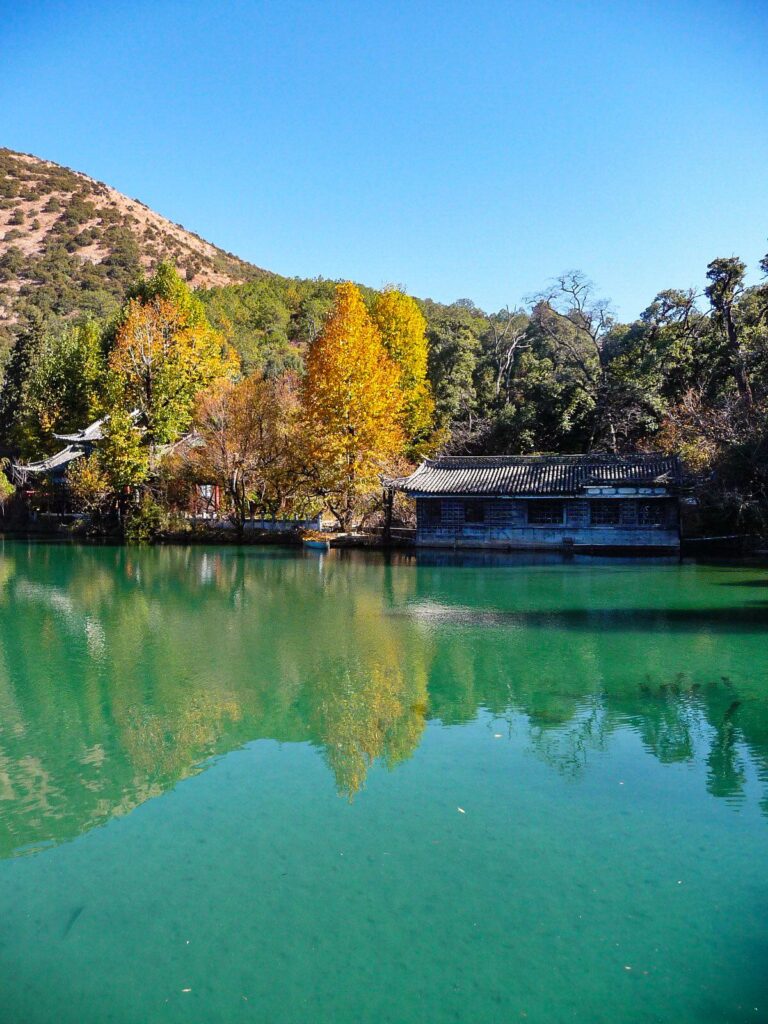 Essere un turista sostenibile - Yunnan, old town di Lijiang, lago con pagoda e alberi con colori autunnali