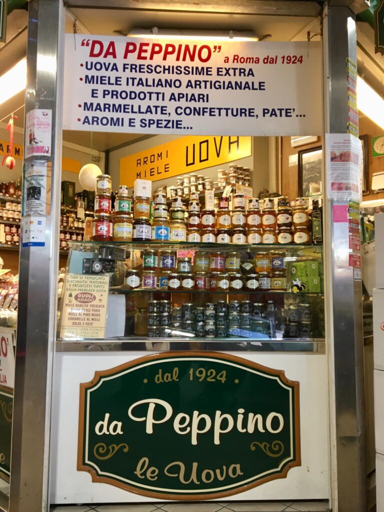 Banceralla del mercato con insegna Da Peppino le uova dal 1924