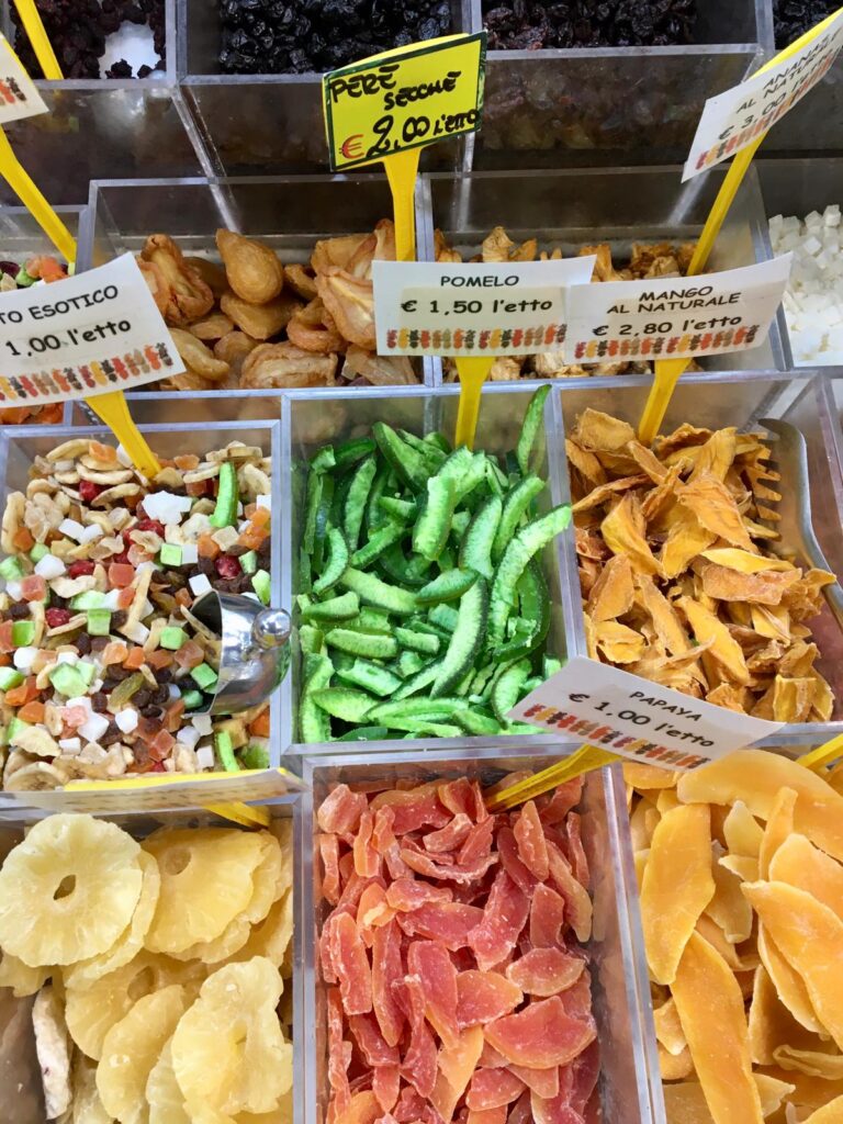 frutta secca in esposizione su una bancarella al mercato