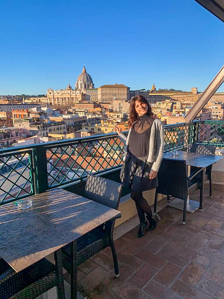 vista sui tetti di Roma e ragazza sorridente in una terrazza panoramica