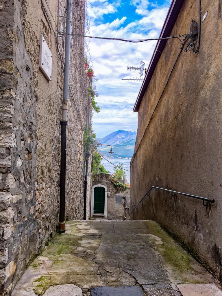 vicolo di Gaeta con mare sullo sfondo