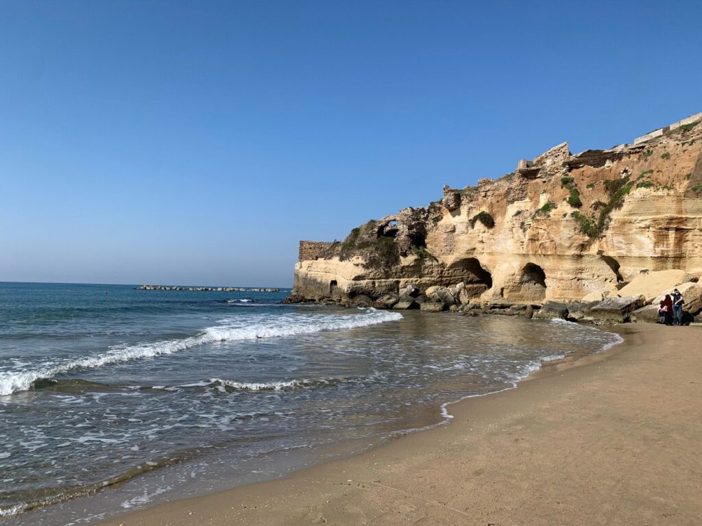 grotte nella roccia sul mare di Nettuno
