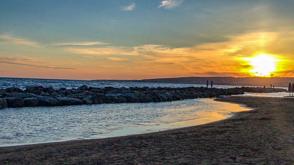 mare al tramonto con cielo rosso riflesso sull'acqua