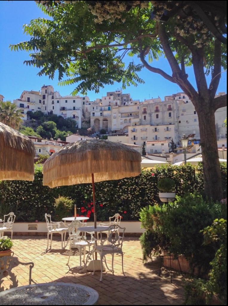 borgho di Sperlonga con case bianche visto dalla piazza a livello del mare