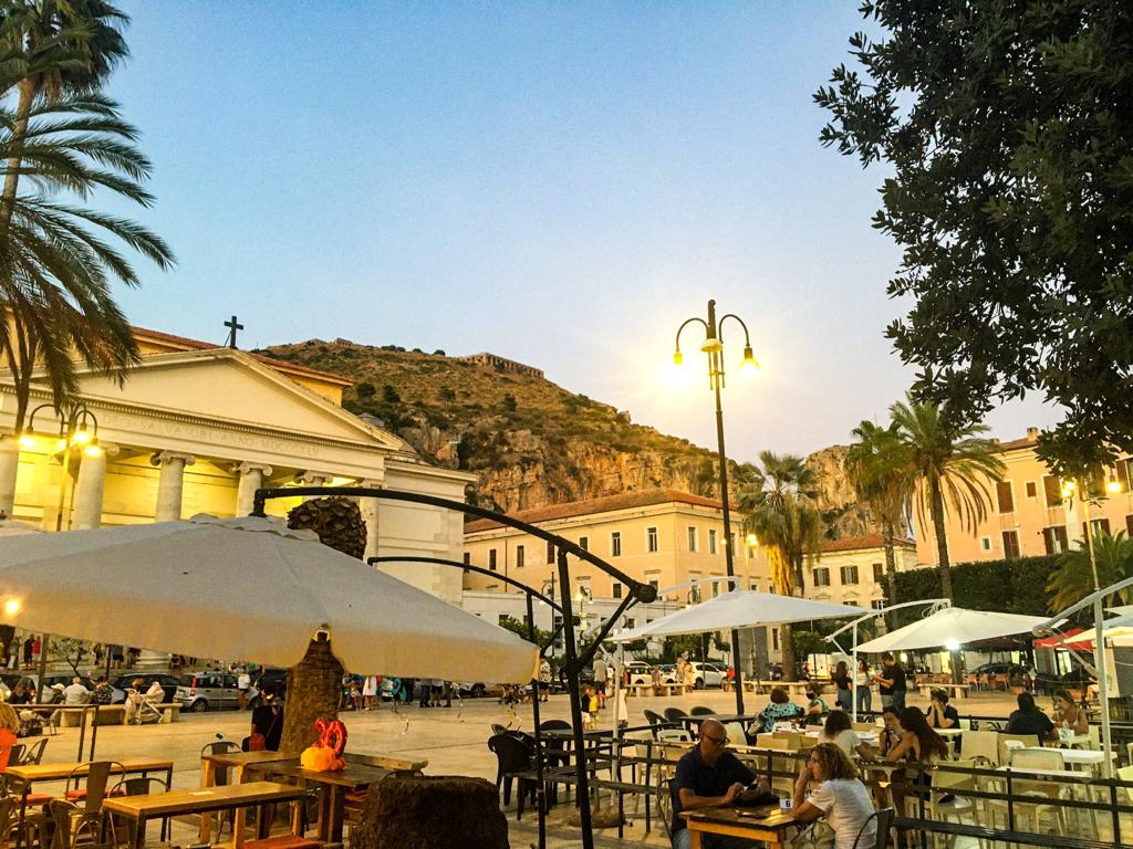 centro storico di Terracina all'imbrunire