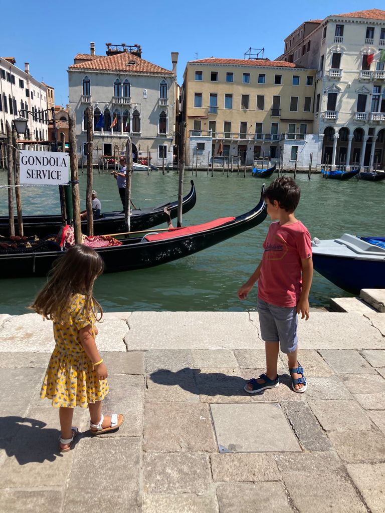 bambini vicino ad una gondola a Venezia