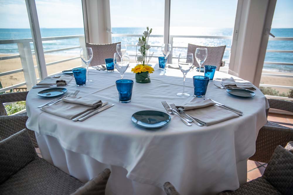 tavola imbandita in un ristorante vista mare