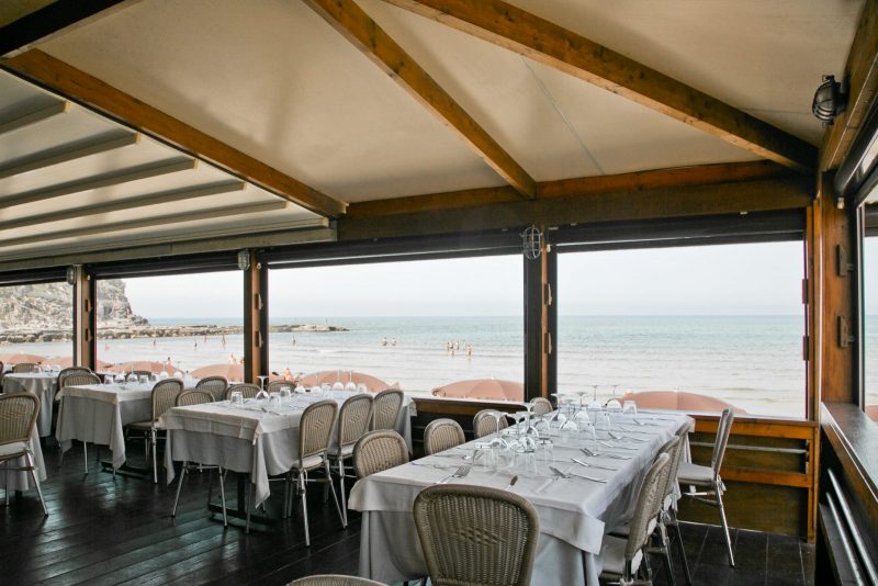 tavolate di un ristorante vista mare