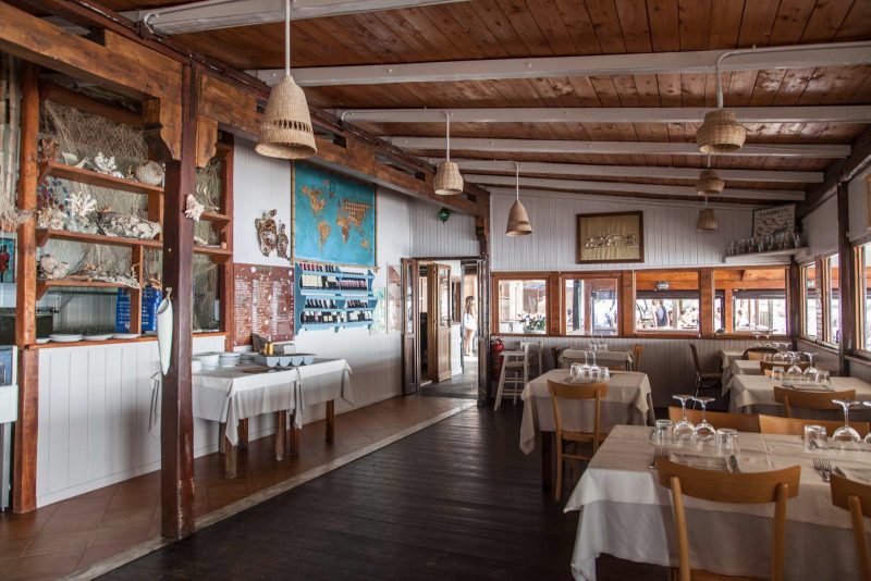 ristorante in legno al mare