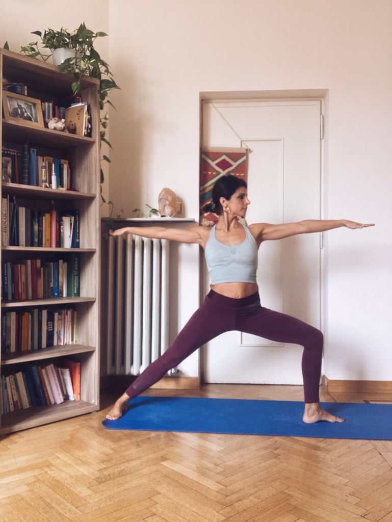 ragazza nella posizione yoga del guerriero due