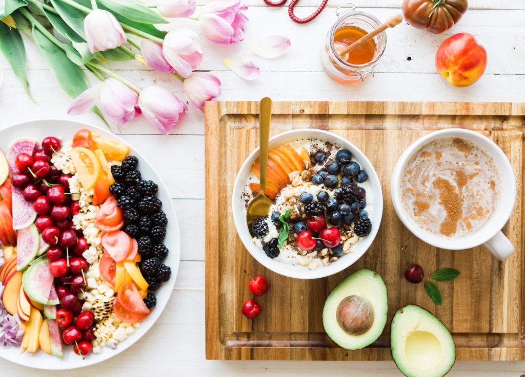 bowl di frutt, verdura e cereali, con miele e avocado